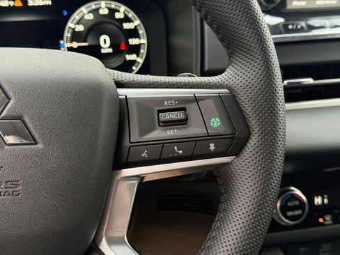 Used 2025 Mitsubishi Outlander SE image 16