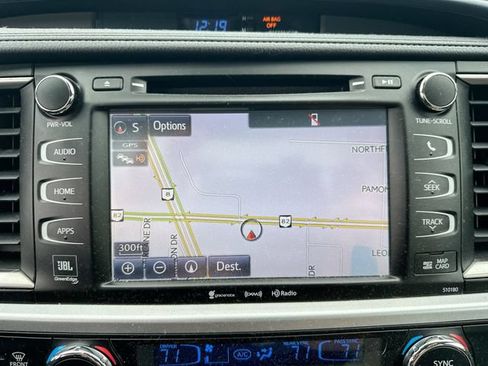 Used 2018 Toyota Highlander Limited Platinum AWD/4WD image 16