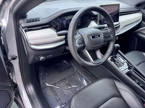 Used 2025 Jeep Compass Limited image 9