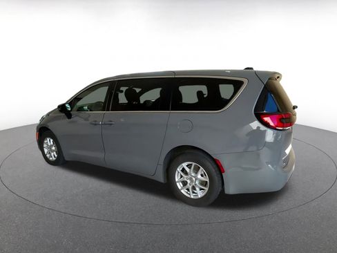 Used 2025 Chrysler Pacifica Select image 10