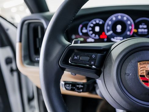 Certified 2025 Porsche Cayenne Coupe AWD/4WD image 17