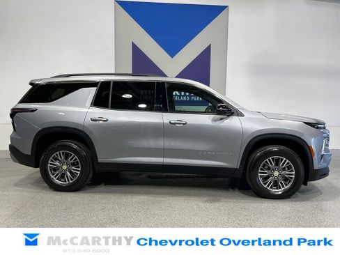 Used 2024 Chevrolet Traverse LT w/ Trailering Package FWD image 4