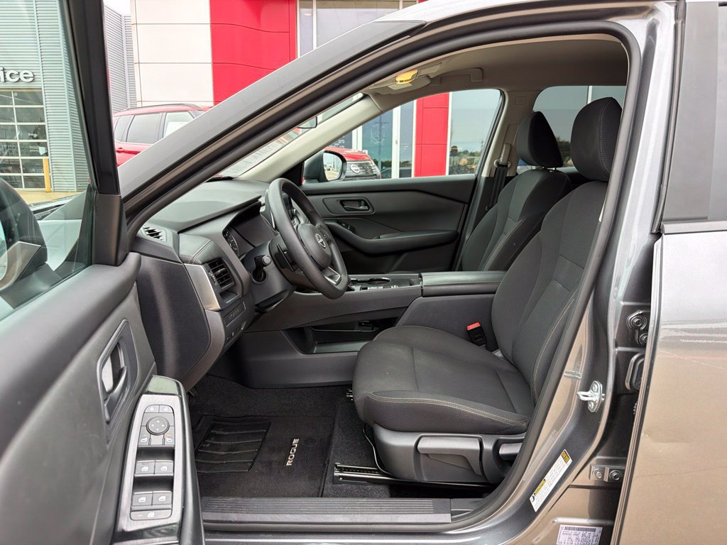 Used 2024 Nissan Rogue S FWD image 12
