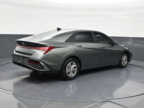 Used 2025 Hyundai Elantra SE image 5