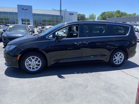 Used 2022 Chrysler Voyager LX FWD image 4