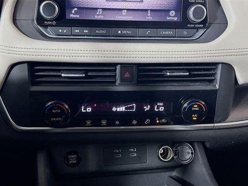 Used 2025 Nissan Rogue SV AWD/4WD image 23
