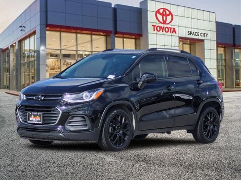 Used 2022 Chevrolet Trax LT w/ Midnight Edition FWD image 2