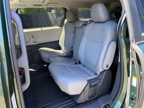 Used 2022 Toyota Sienna XLE w/ XLE Plus Package FWD image 17