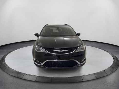 Used 2017 Chrysler Pacifica Touring-L Plus FWD image 2