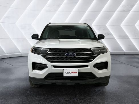 Used 2023 Ford Explorer XLT AWD/4WD image 2