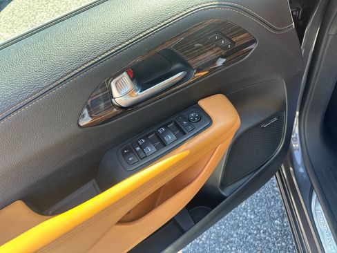 Used 2023 Chrysler Pacifica Pinnacle FWD image 15