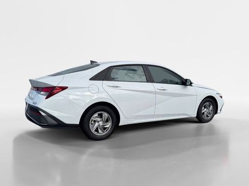 Used 2025 Hyundai Elantra SE image 6