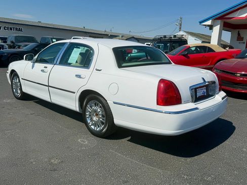 Used 2010 Lincoln Town Car Signature Limited RWD image 3