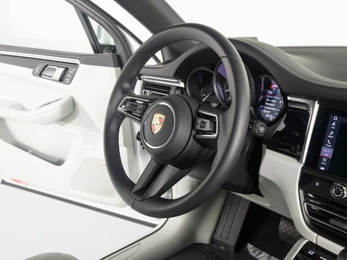 Certified 2026 Porsche Macan AWD/4WD image 35