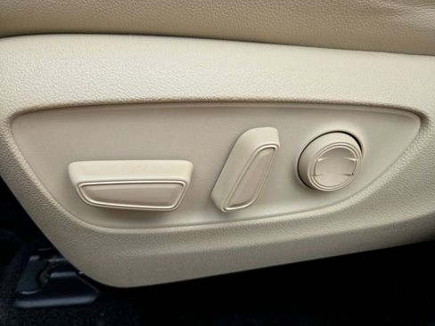 Used 2023 Toyota Highlander XLE image 23