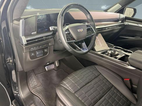 Used 2025 Cadillac Escalade ESV V AWD/4WD image 4