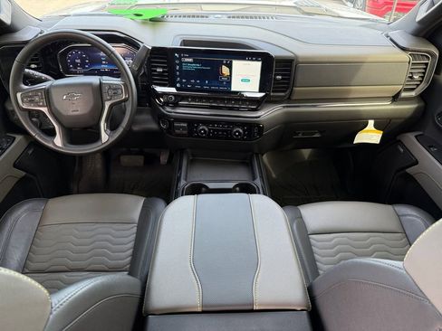 Used 2025 Chevrolet Silverado 2500 ZR2 w/ Technology Package image 12