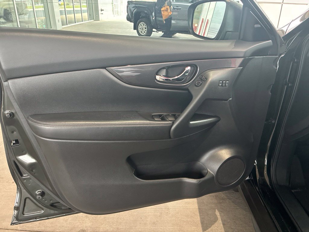 Used 2020 Nissan Rogue SV w/ Premium Package AWD/4WD image 9