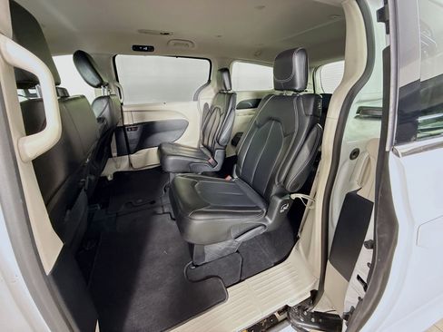 Used 2023 Chrysler Pacifica Touring-L FWD image 28
