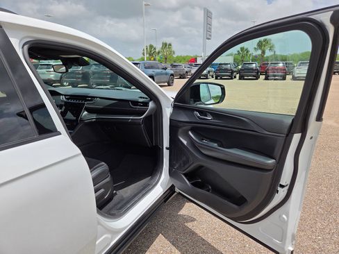 Used 2024 Jeep Grand Cherokee Altitude AWD/4WD image 19