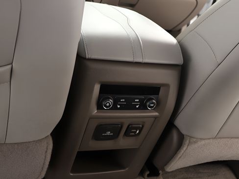 Used 2019 Chevrolet Traverse Premier w/ Driver Confidence II Package FWD image 26