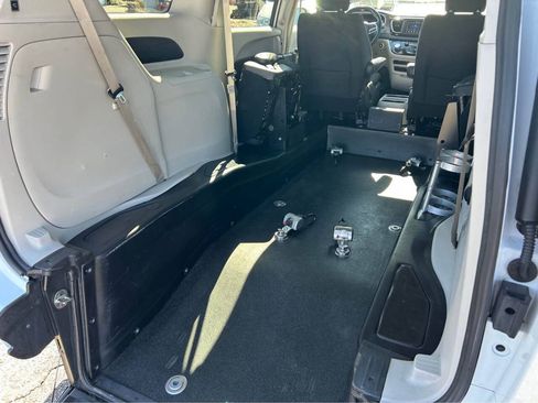 Used 2023 Chrysler Voyager LX FWD image 5