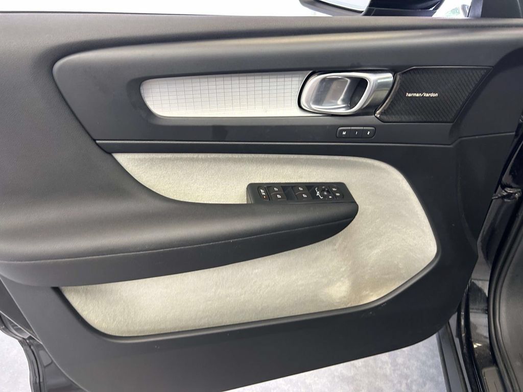 Used 2019 Volvo XC40 T5 Momentum AWD/4WD image 17