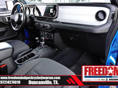 Used 2025 Jeep Gladiator Sport AWD/4WD image 12