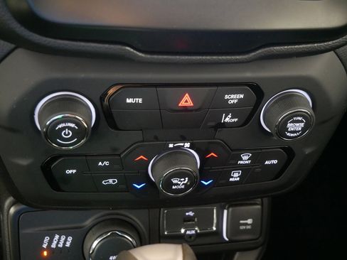 Used 2021 Jeep Renegade Latitude w/ Convenience Group image 23