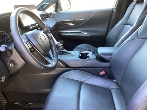 Used 2023 Toyota Venza XLE AWD/4WD image 5