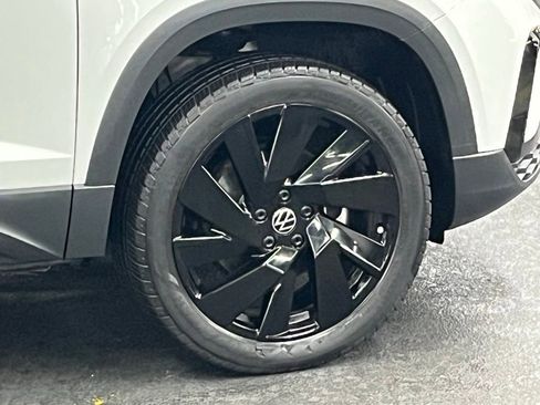 Used 2023 Volkswagen Taos SE image 40