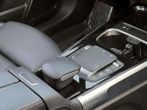 Used 2021 Mercedes-Benz GLB 250 4MATIC w/ Premium Package image 29