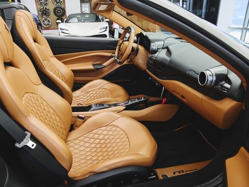 Used 2022 Ferrari F8 Tributo image 40