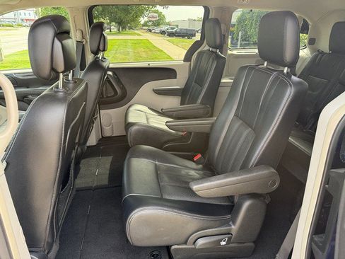 Used 2015 Chrysler Town & Country Touring-L w/ Driver Convenience Group FWD image 10