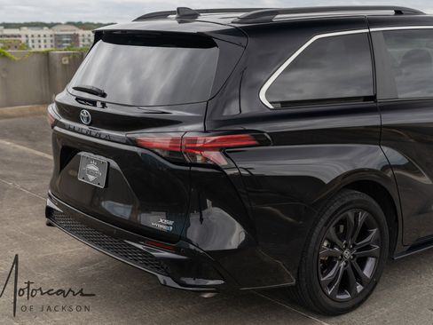 Used 2023 Toyota Sienna XSE image 30