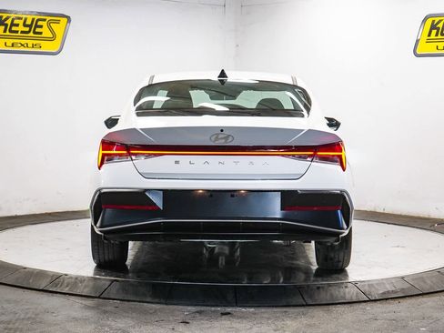 Used 2025 Hyundai Elantra SEL image 3