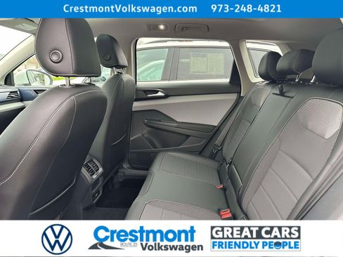 Used 2022 Volkswagen Taos SE w/ Panoramic Sunroof Package image 9