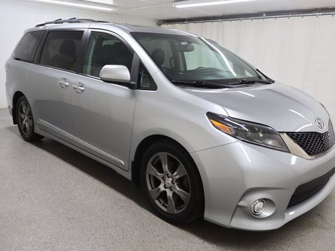 Used 2017 Toyota Sienna SE Premium FWD image 1