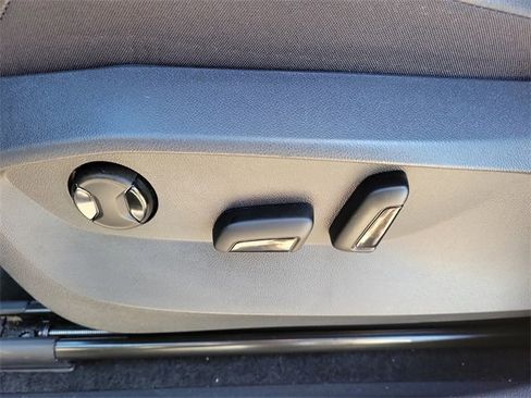 Used 2023 Volkswagen Tiguan SE image 12