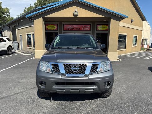 Used 2018 Nissan Frontier SV image 2