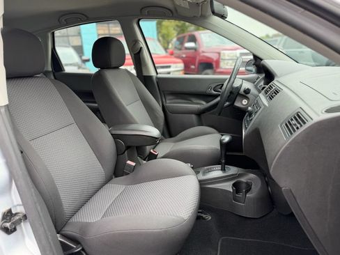 Used 2006 Ford Focus ZX5 Hatchback FWD image 9