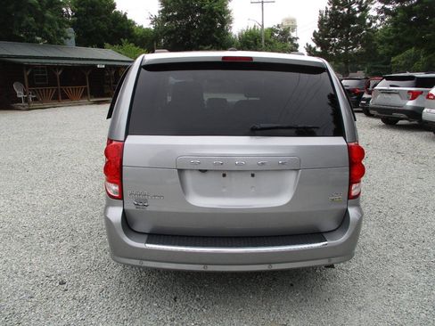 Used 2016 Dodge Grand Caravan SXT w/ Rear Park Assist Package FWD image 4