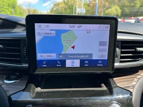 Used 2022 Ford Explorer Limited w/ Equipment Group 301A AWD/4WD image 32