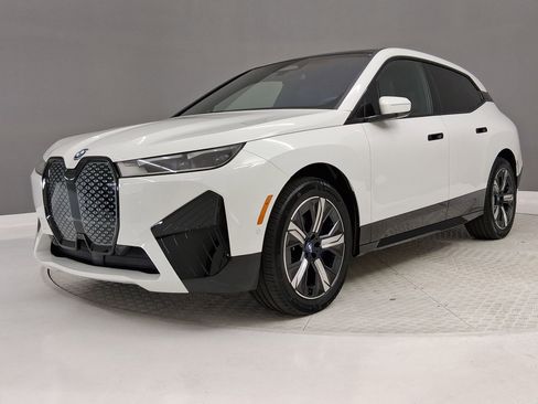 Certified 2023 BMW iX xDrive50 w/ Sport Package AWD/4WD image 33