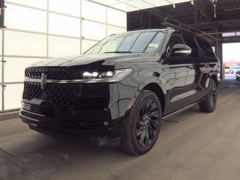 Used 2025 Lincoln Navigator L Reserve w/ Jet Appearance Package image 4