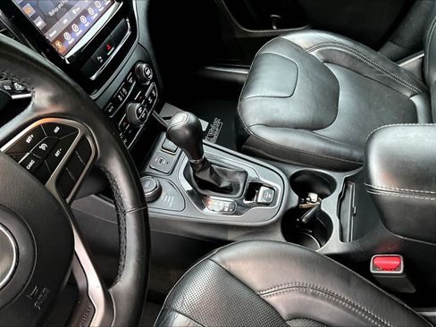 Used 2019 Jeep Cherokee Limited AWD/4WD image 18