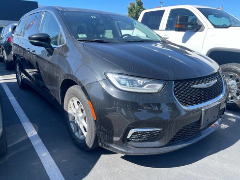 Used 2023 Chrysler Pacifica Touring-L FWD image 1