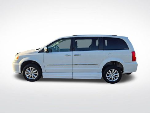 Used 2016 Chrysler Town & Country Limited Platinum image 7