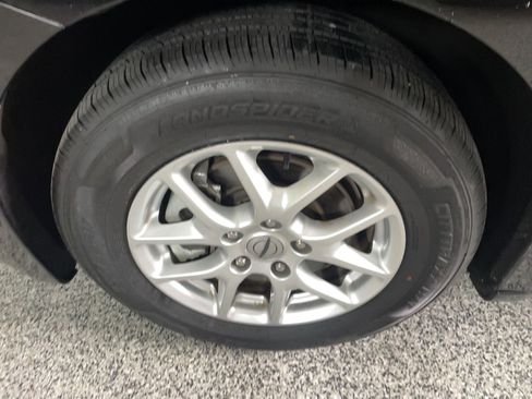 Used 2022 Chrysler Voyager LX FWD image 5