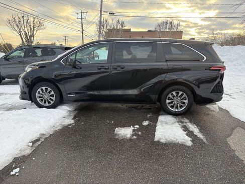 Used 2021 Toyota Sienna LE image 4